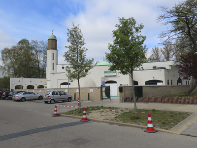 902387 Gezicht op de Ibrahimmoskee van de Islamitische Vereniging Kanaleneiland (Attleeplantsoen 39) te Utrecht.